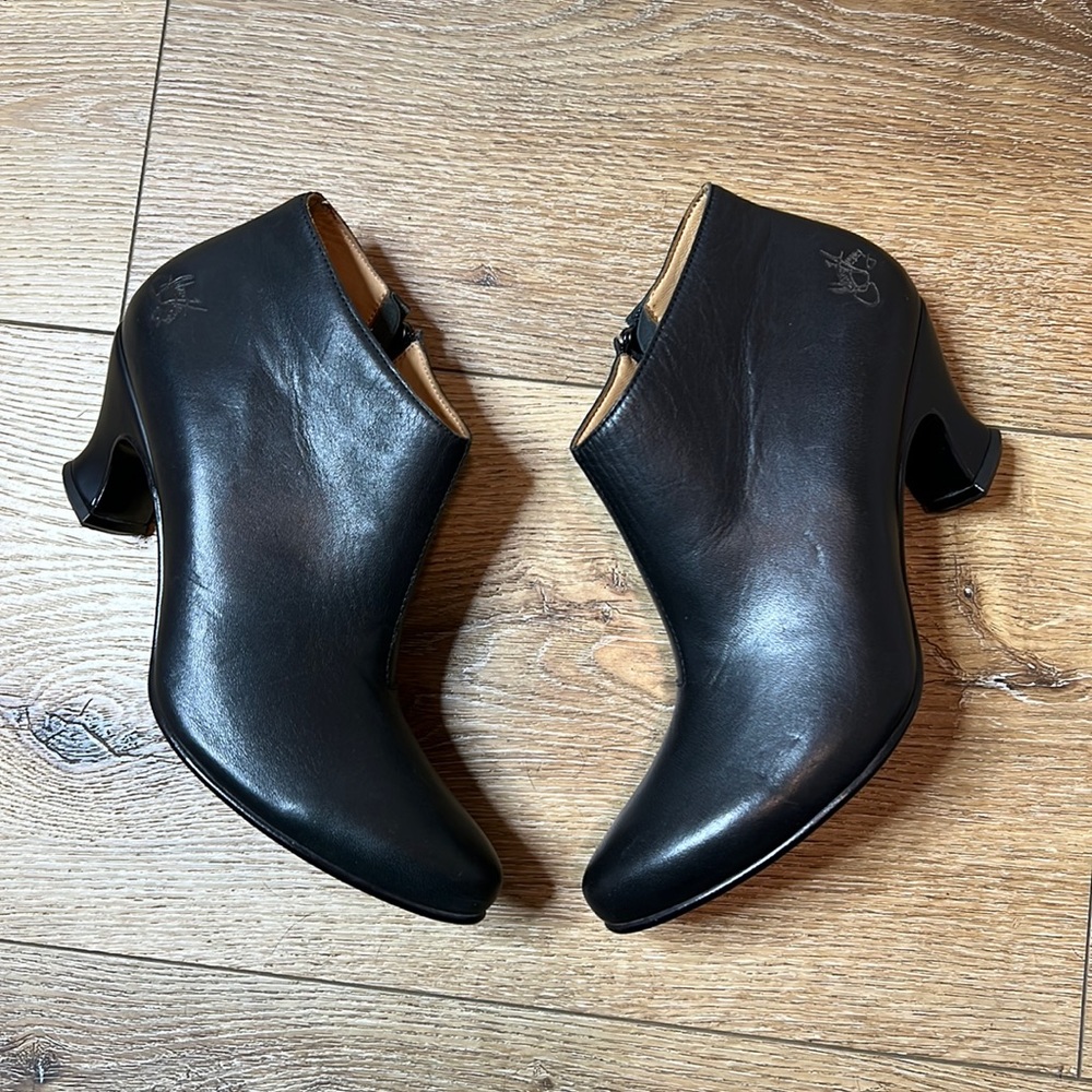 John Fluevog Black Leather Ankle Boots Size 7